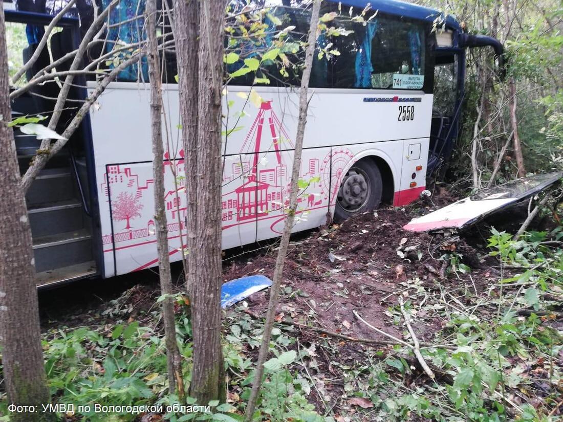 Четыре человека пострадали в ДТП с автобусом в Кирилловском районе