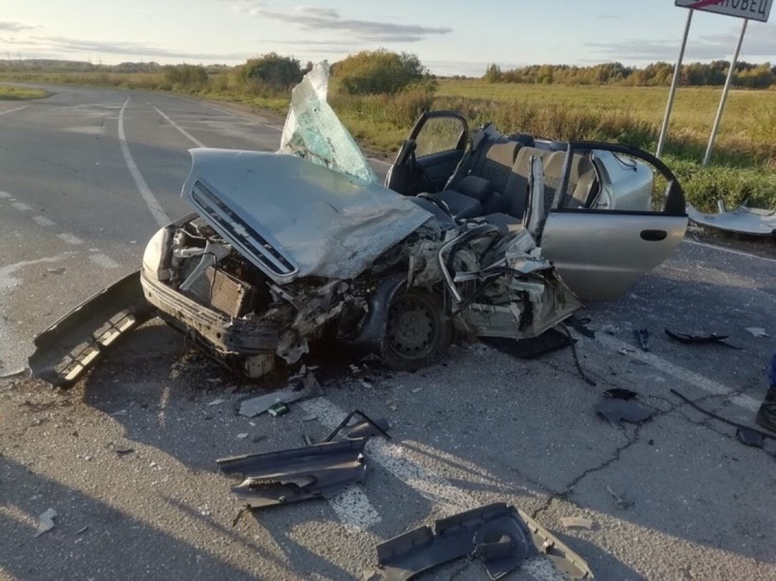 Жёсткая авария: пассажирский автобус врезался в иномарку на выезде из Череповца