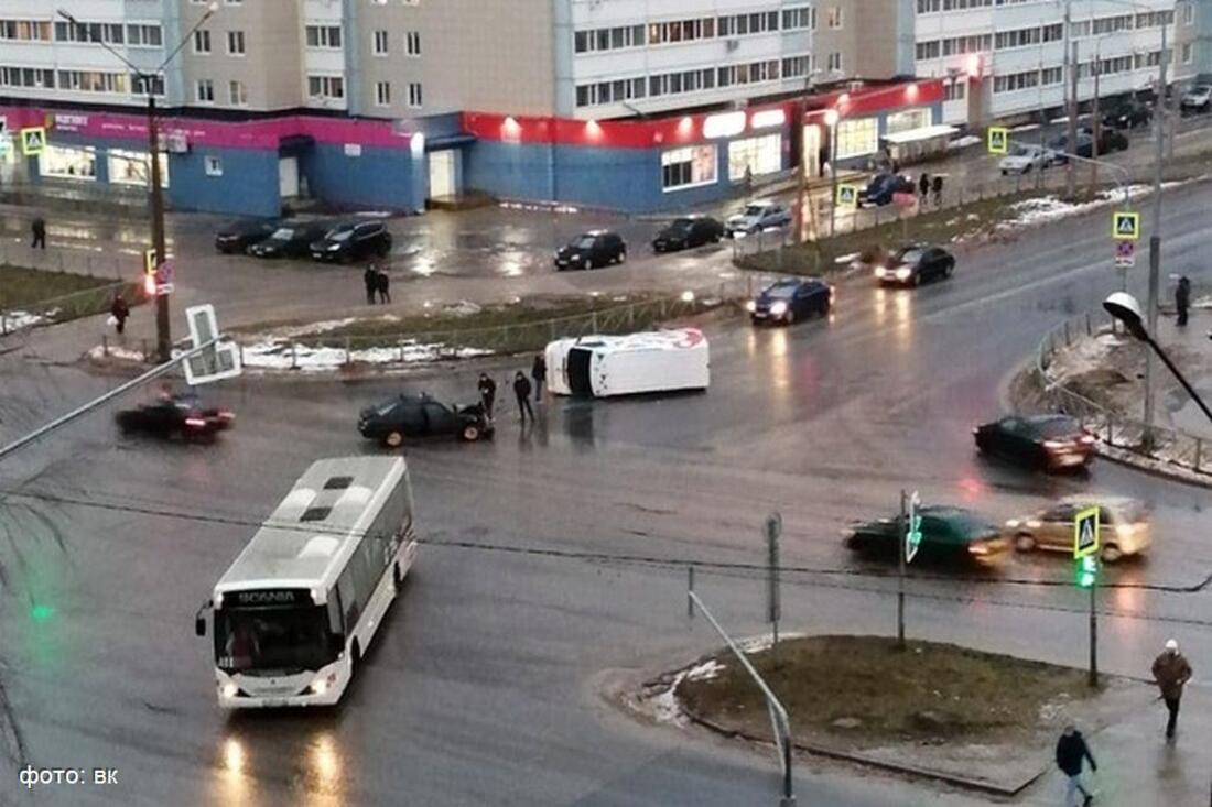 Микроавтобус перевернулся после столкновения с "легковушкой" в Череповце