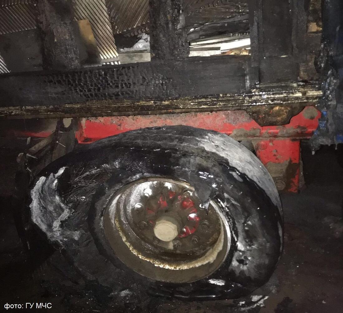 В Шекснинском районе из-за повреждённого колеса едва не сгорела фура