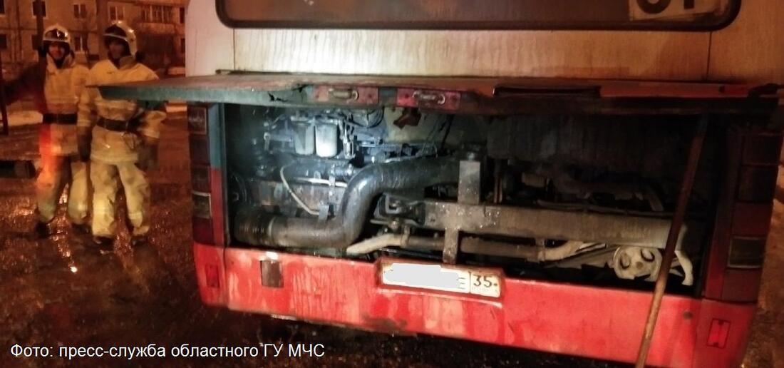 В Череповце загорелся пассажирский автобус