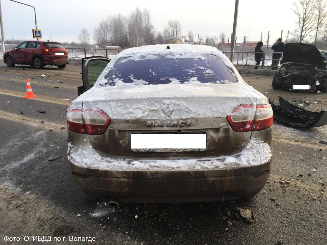 Два человека попали в больницу после ДТП в Вологде