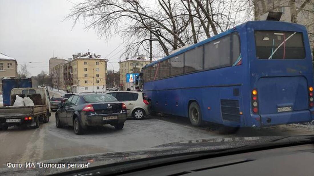 В Вологде междугородний автобус столкнулся с иномаркой