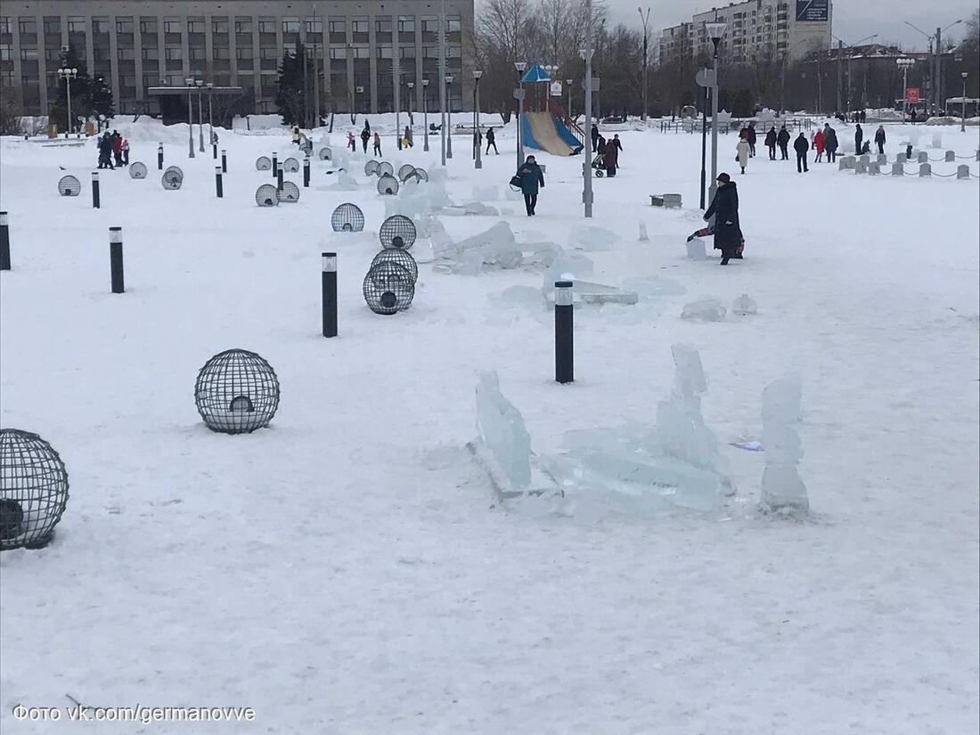 Вандалы уничтожили ледяные скульптуры на площади Молодёжи в Череповце