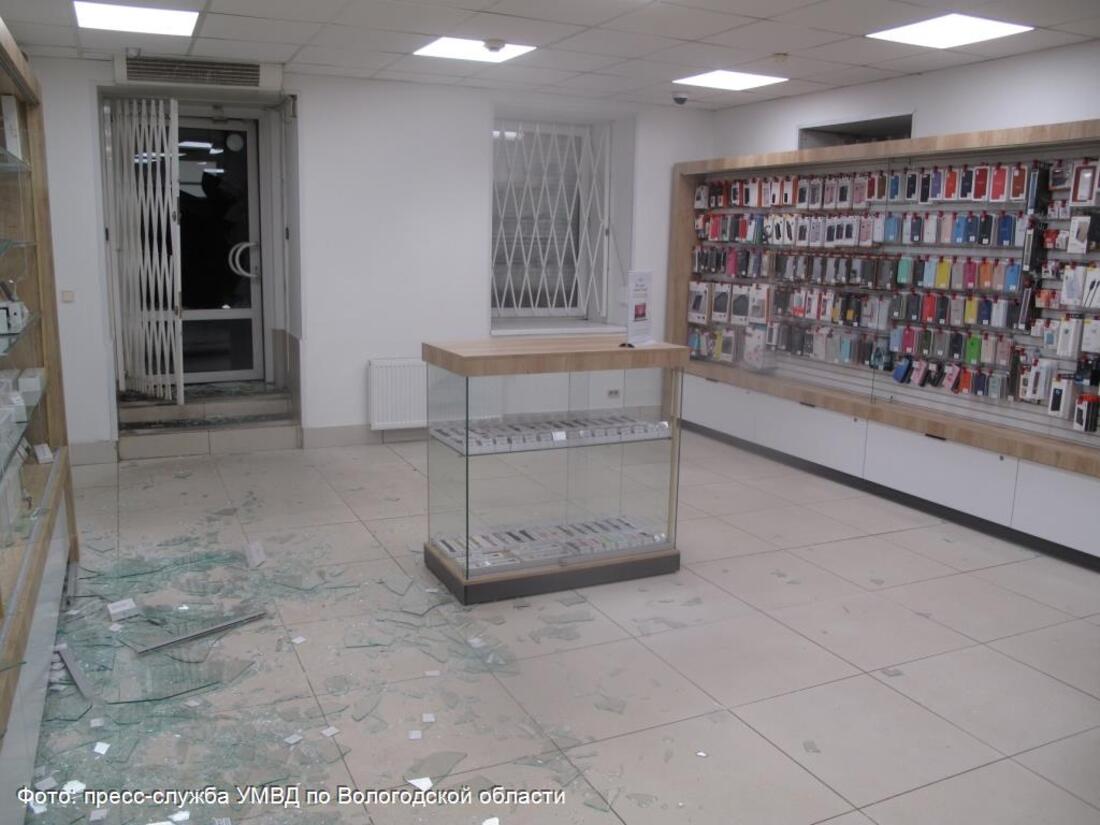 Ущерб на 3 миллиона: в Череповце мужчина обчистил магазин сотовой связи