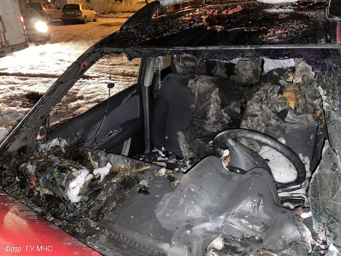В Вологде ночью неизвестные спалили дорогую иномарку