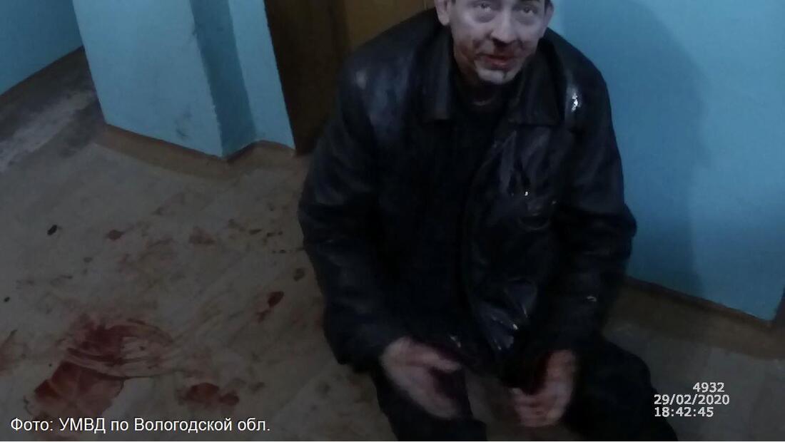 Избиение и издевательства над пьяным мужчиной в Вологде: опубликовано видео с полицейской камеры