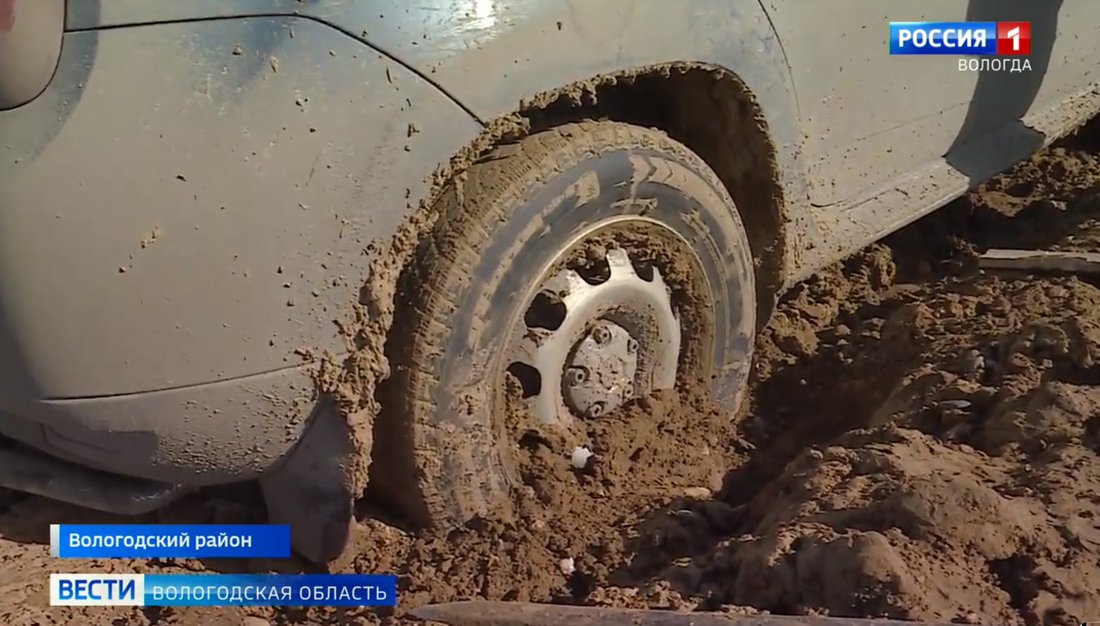 Болото вместо проезжей части: жители вологодской деревни жалуются на недавно отремонтированную дорогу