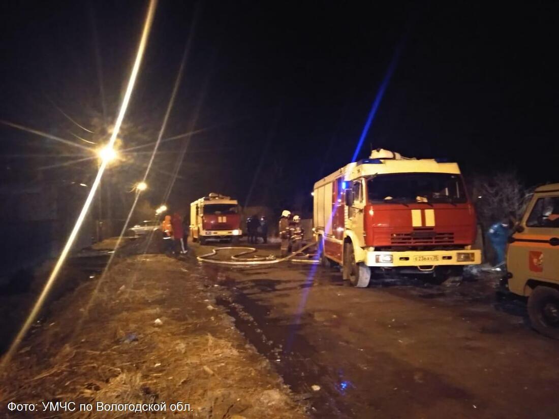 Два человека погибли во время ночного пожара в Вологде