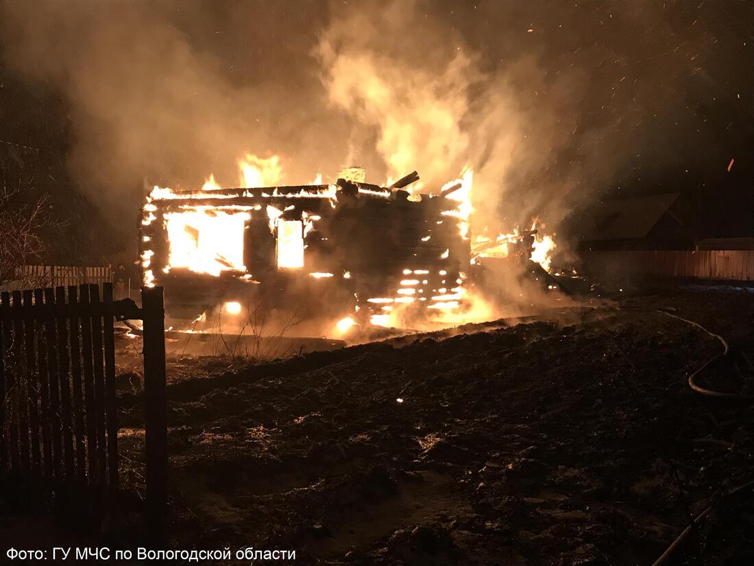 В Череповецком районе сгорел жилой дом, хозпостройка и баня