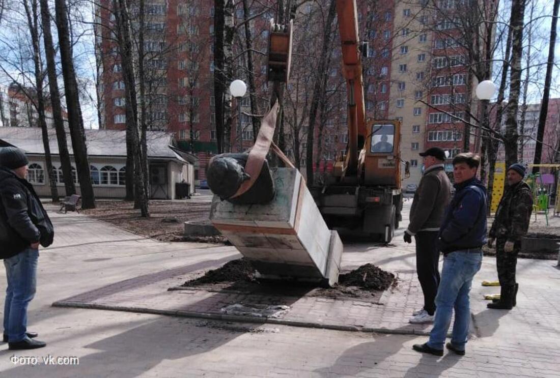 Падение классика: в Череповце опрокинулся памятник Николаю Гоголю