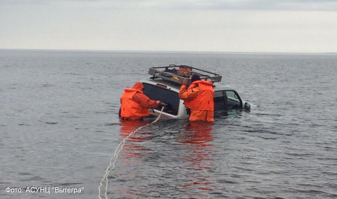 В Вытегорском районе водитель едва не утонул в собственном автомобиле