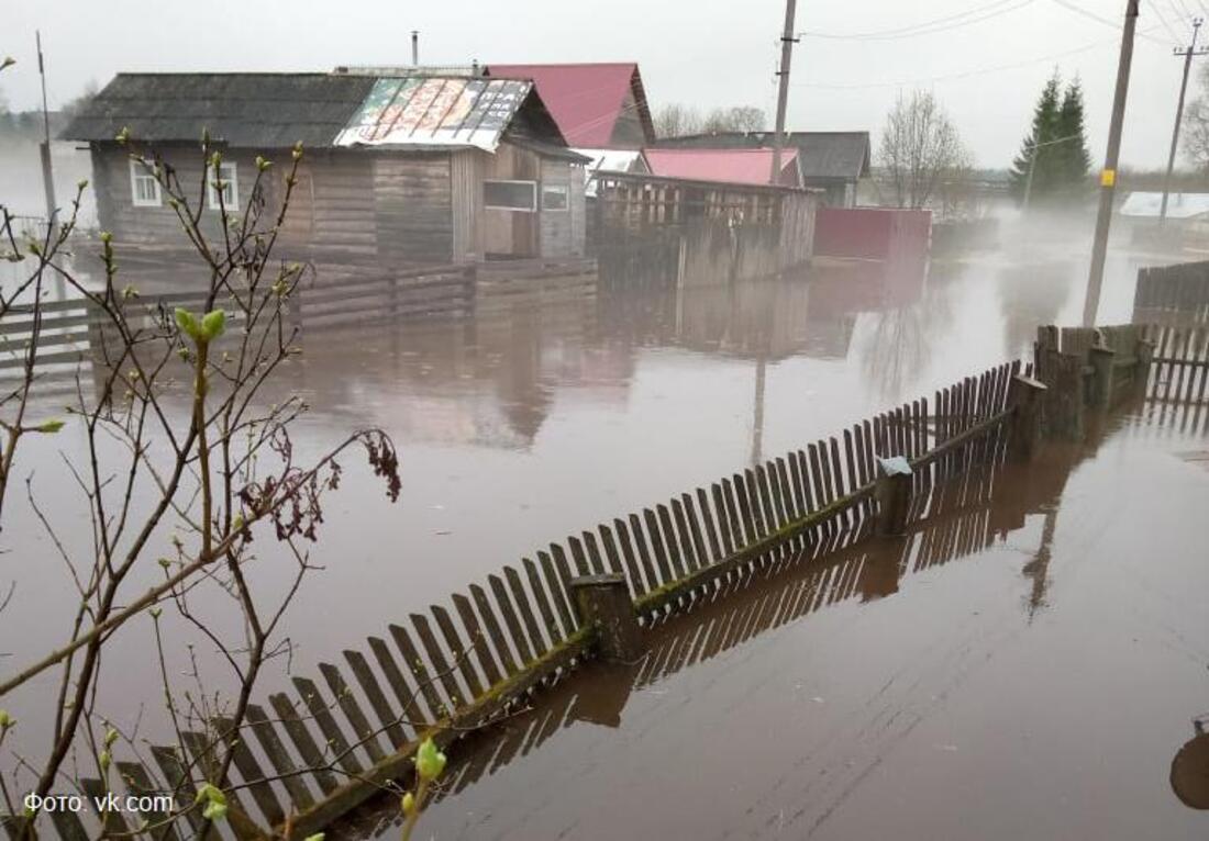 Паводок в Верховажье: большая вода затопила целую улицу и разрушила мосты