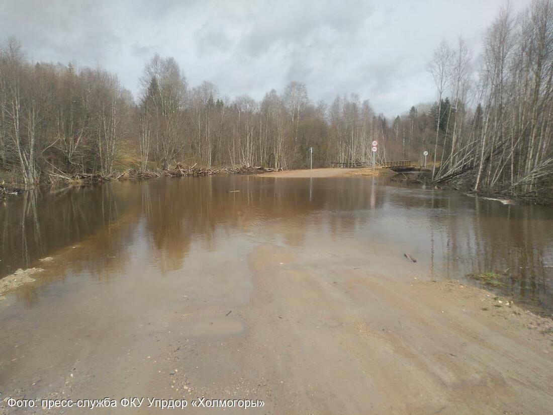 На участке дороги в Вологодской и Архангельской областях остановлено движение транспорта