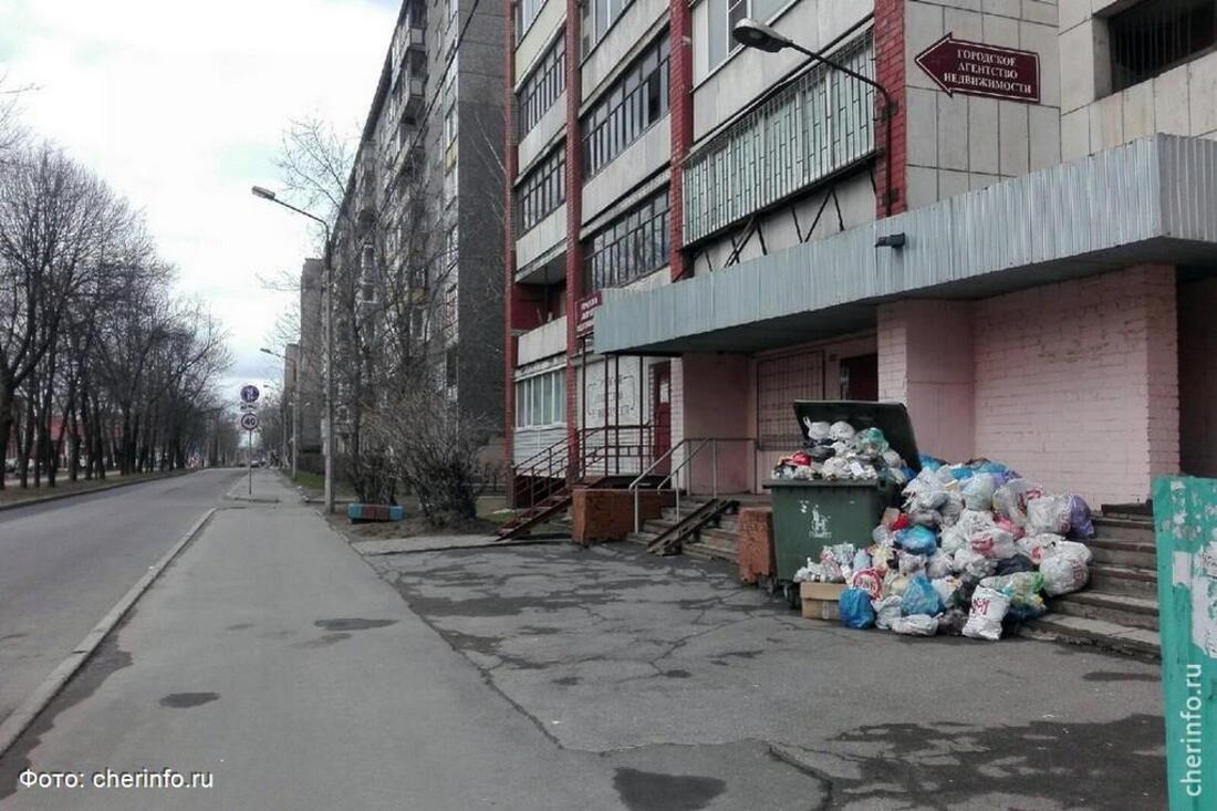 Из-за спора ТСН и регоператора двор многоэтажки в Череповце завален мусором