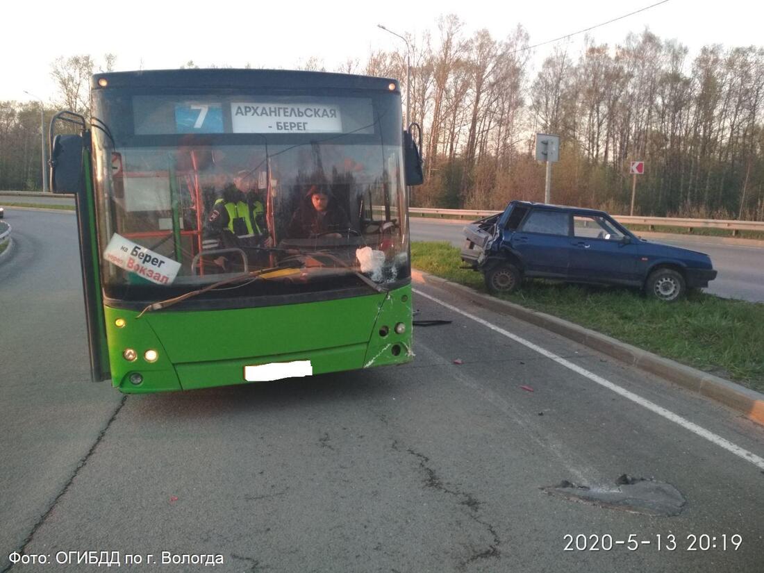 В Вологде пассажирский автобус врезался в легковой ВАЗ