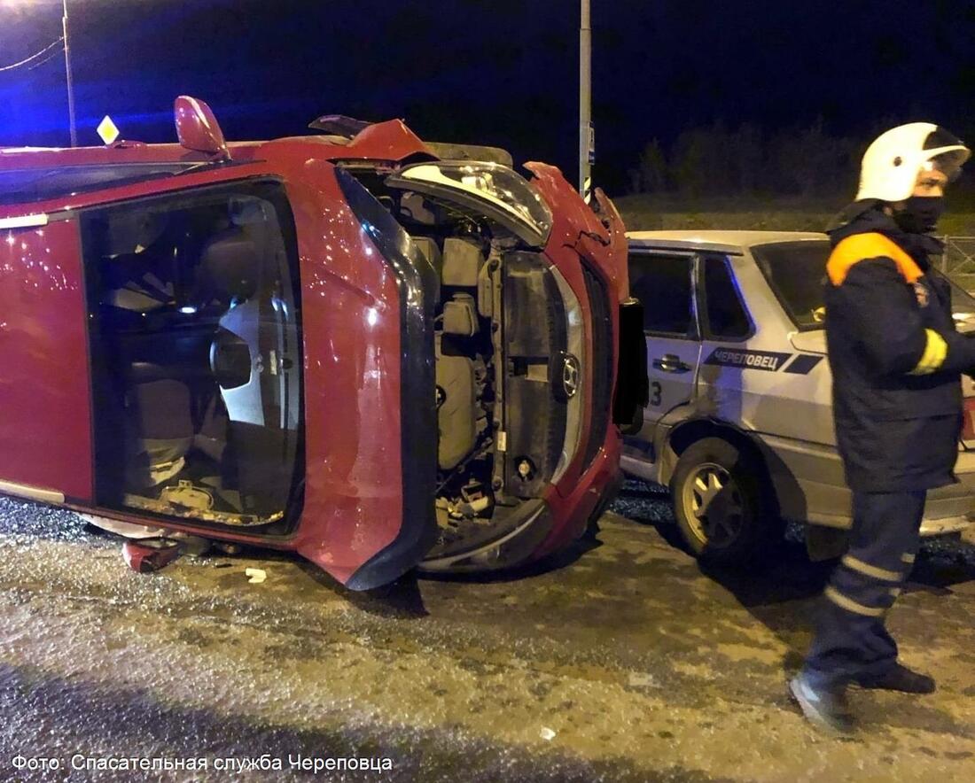 Серьезное ДТП с участием такси произошло на Октябрьском мосту в Череповце