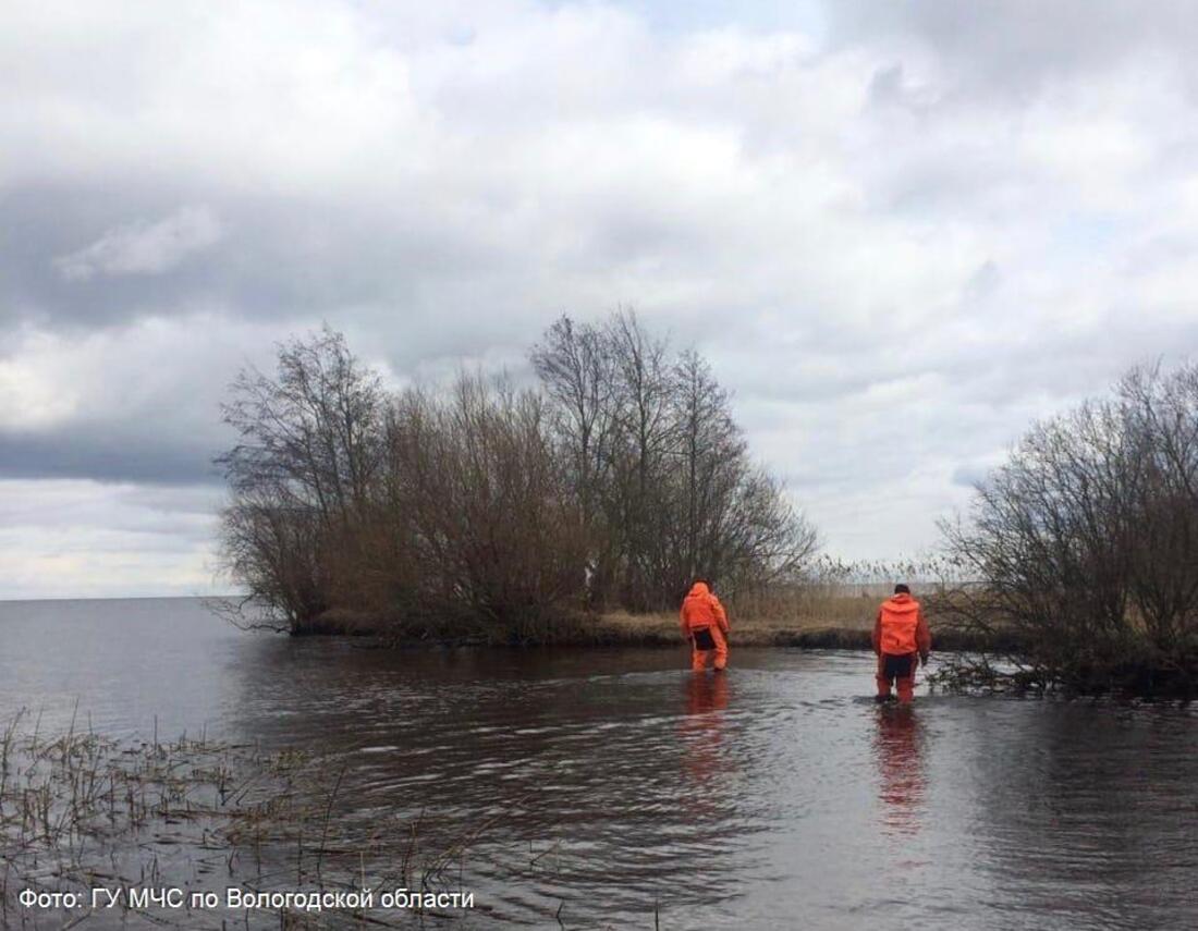 В Вашкинском районе продолжаются поиски пропавших 12 апреля рыбаков