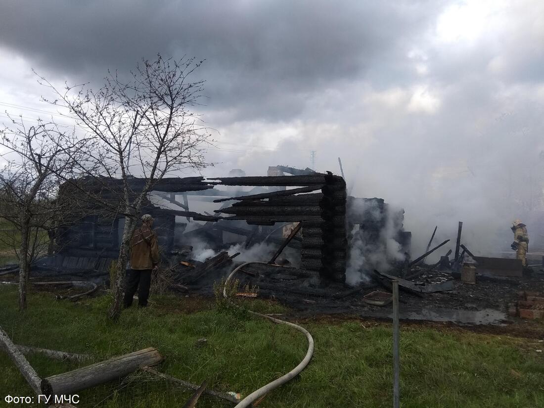 Неизвестные спалили нежилой дом в Грязовецком районе