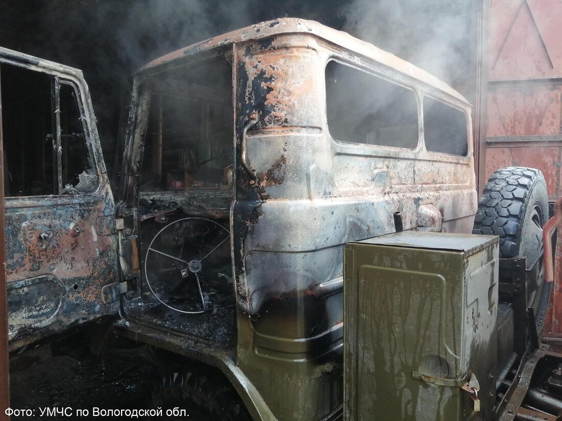 В Соколе хозяин грузовика по неосторожности спалил свой автомобиль