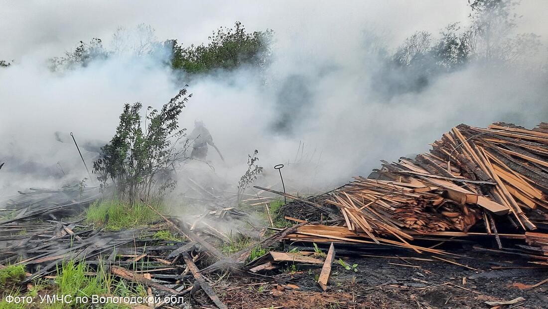 На окраине Вологды загорелась крупная свалка древесных отходов
