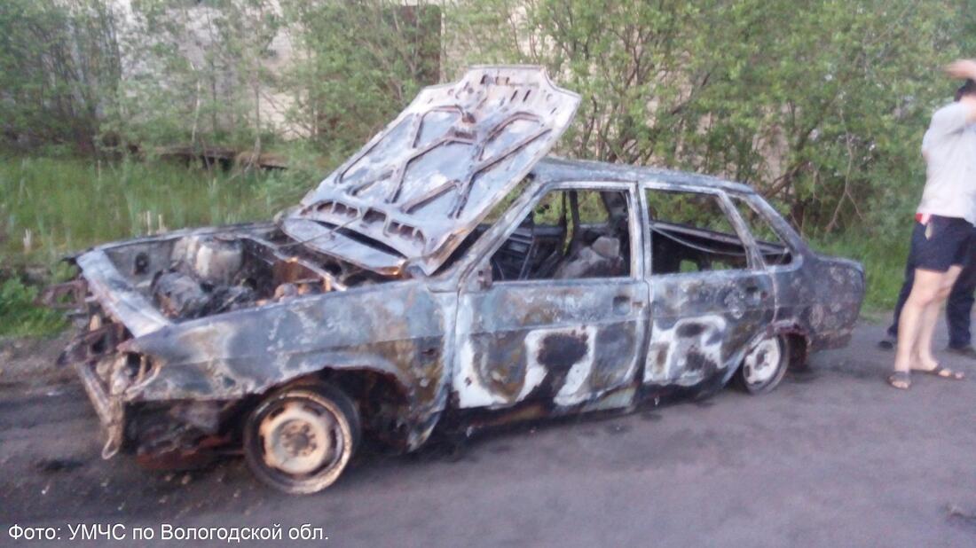 В Кириллове легковой автомобиль полностью сгорел из-за неисправной проводки 