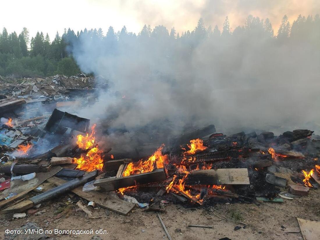 Крупная свалка строительных отходов загорелась в Вытегорском районе