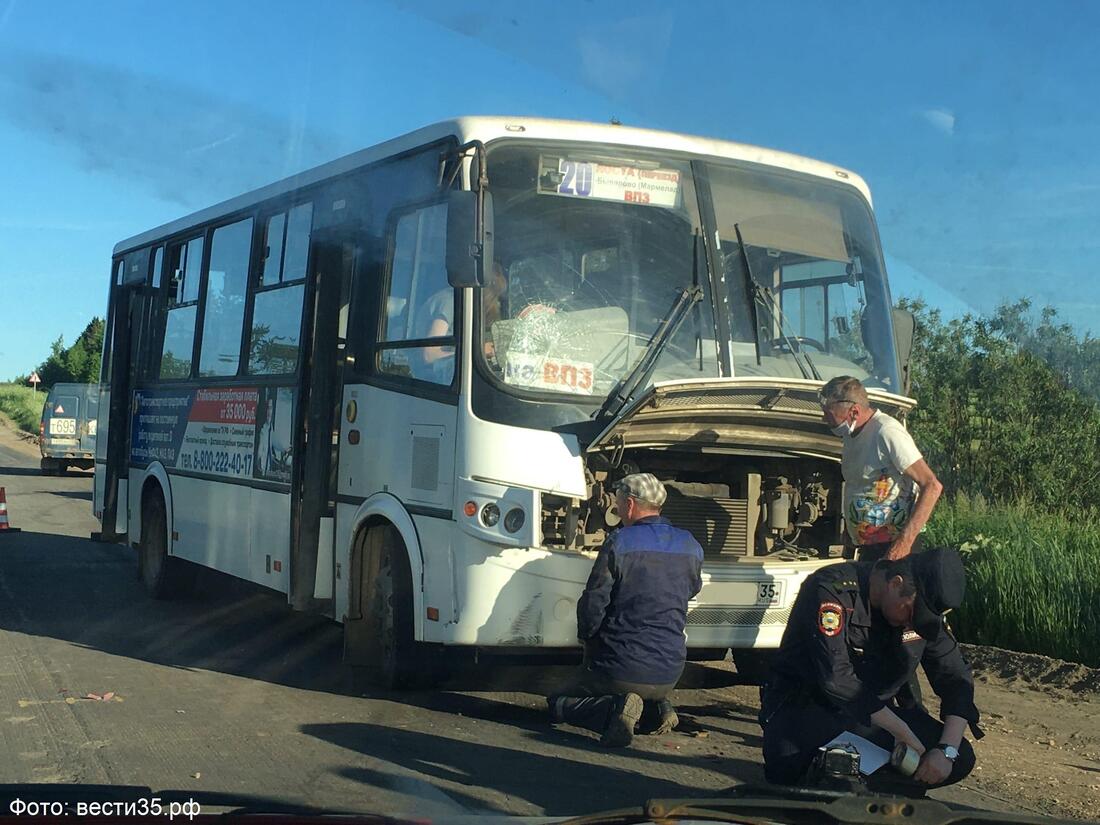 Пассажирский автобус сбил велосипедиста на выезде из Вологды