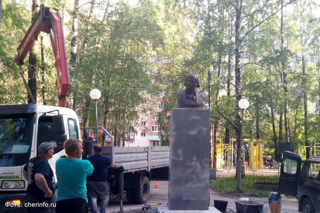 Памятник Гоголю в Череповце вернулся на своё привычное место 