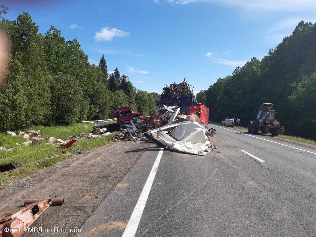 Опубликованы подробности аварии с участием двух грузовиков в Грязовецком районе