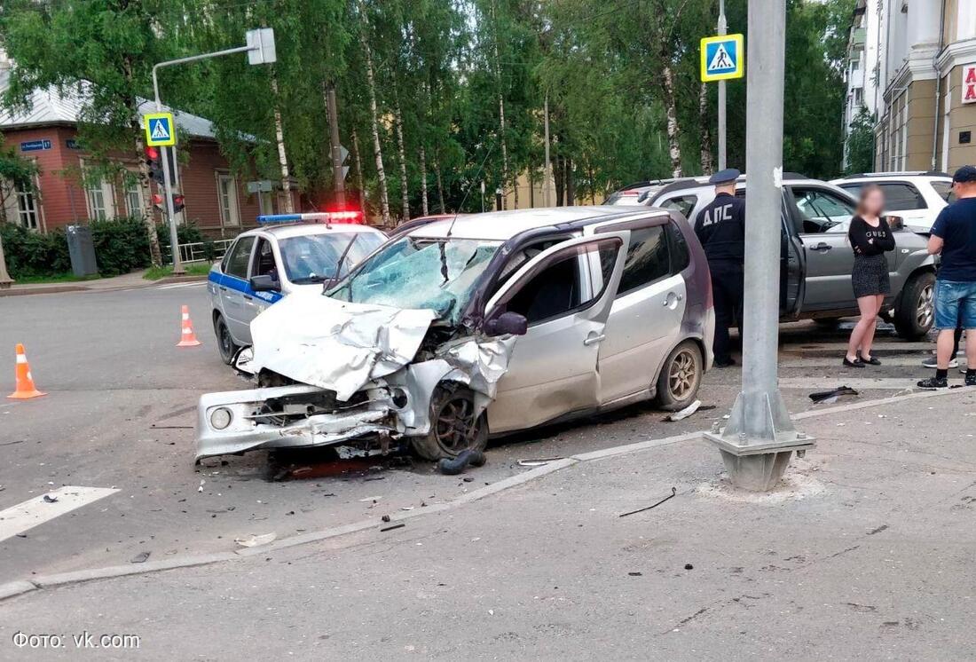 В центре Вологды столкнулись 2 иномарки: есть пострадавшие