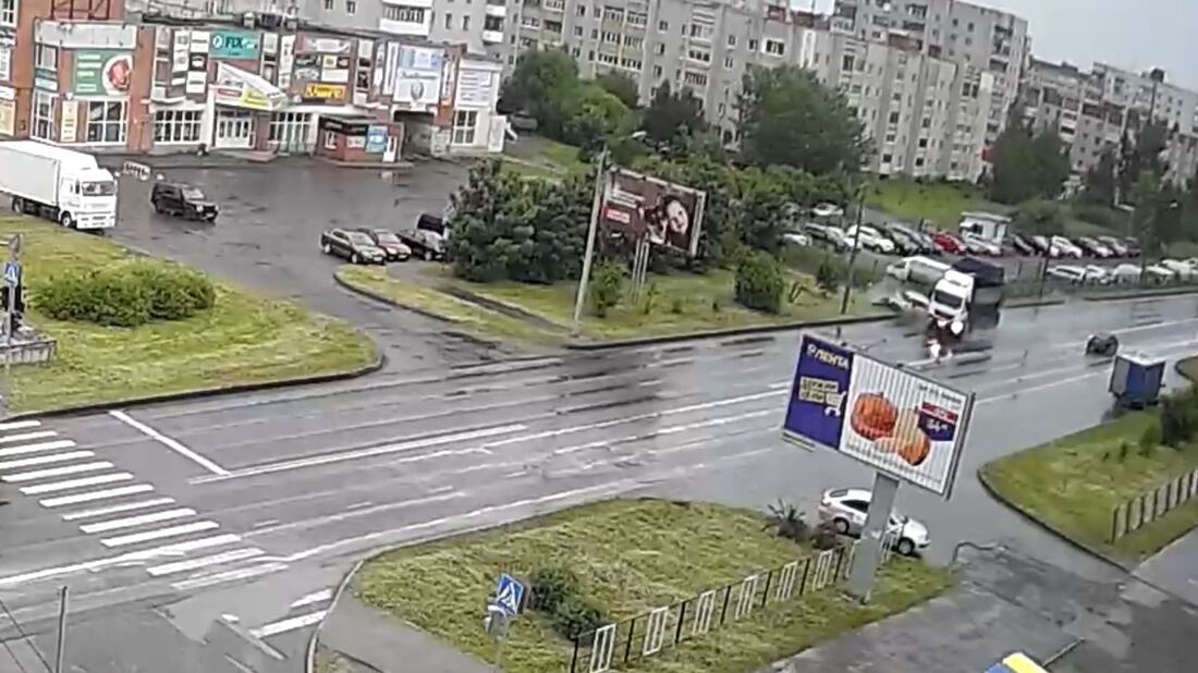 В Вологде грузовик на скорости протаранил ВАЗ 