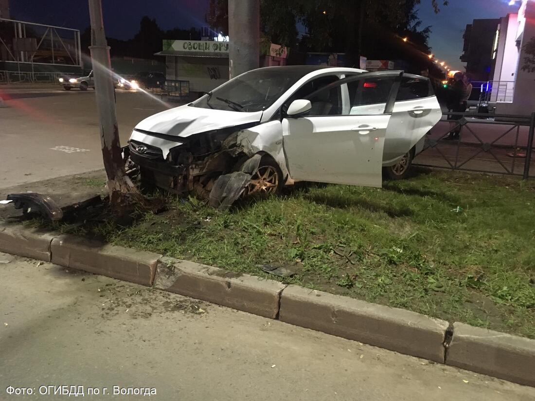 Три человека пострадали в дорожной аварии в Вологде