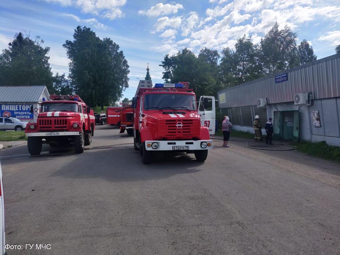 Неисправный холодильник стал причиной пожара в магазине в Череповецком районе