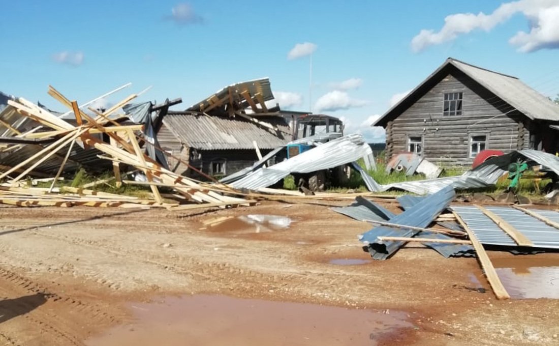 В Тарноге ураган сорвал крышу с колхозного предприятия и обрушил ЛЭП  