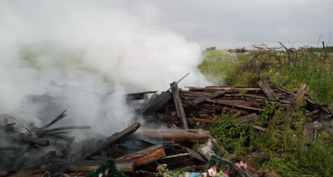 Сразу несколько бесхозных свалок загорелись в Вологодской области