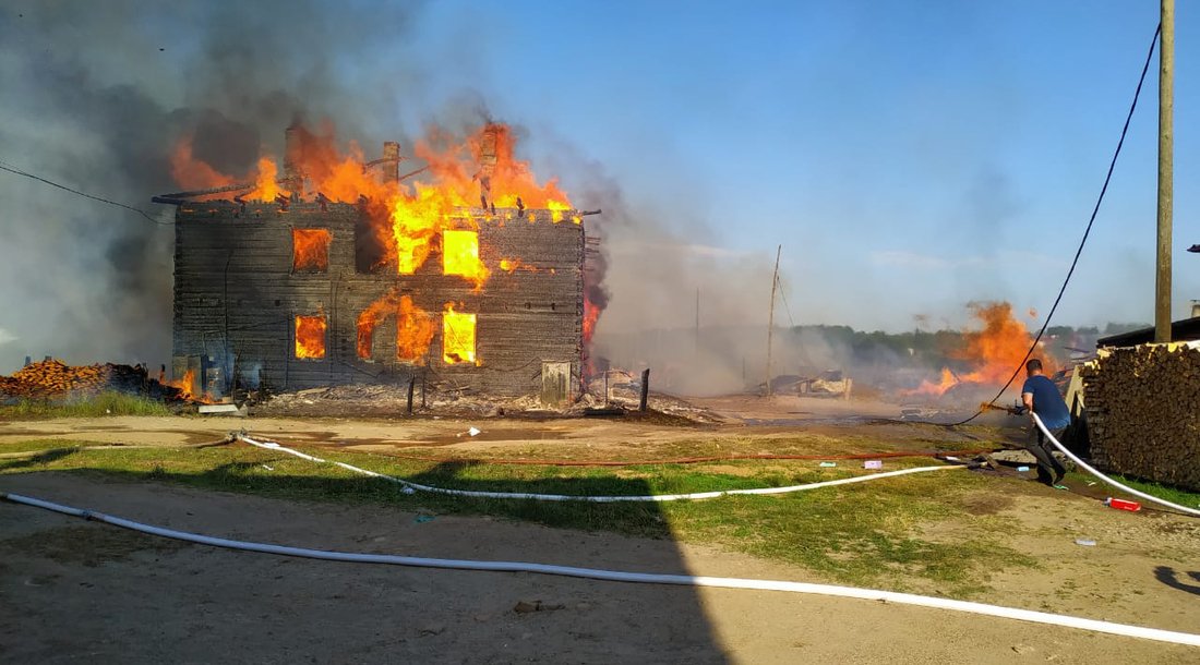 Серьёзный пожар в Никольске: несколько семей остались без крова