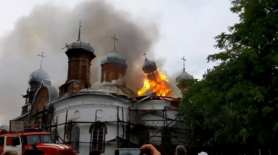 В Кичменгском Городке из-за молнии загорелась церковь