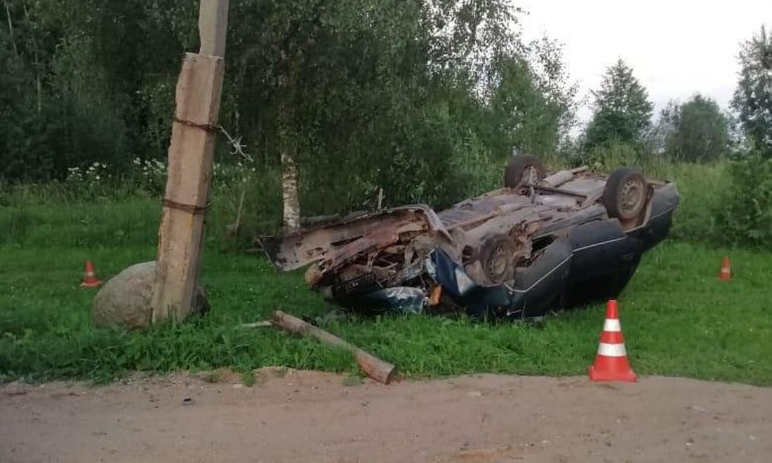 В Устюженском района иномарка врезалась в бетонный столб и перевернулась