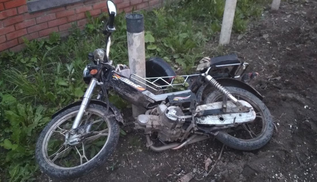 В Соколе пьяный мотоциклист попал в аварию на железной дороге