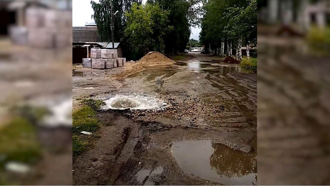 Коммунальный гейзер: в Соколе затопило улицу из-за прорыва коммуникаций