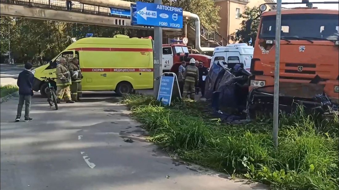 Жёсткая авария в Вологде: грузовик буквально смял «легковушку» 