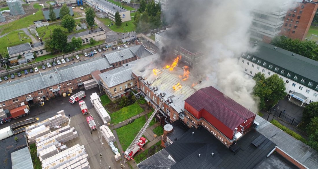 Крупный пожар в здании ликёро-водочного завода произошёл в Вологде 