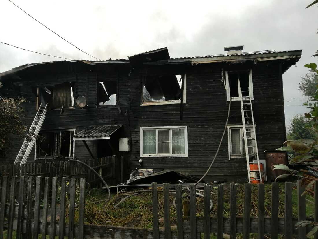 Жильцы эвакуировались из горящего многоквартирного дома в Вохтоге