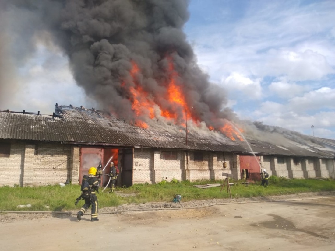 Крупный пожар в складских помещениях Вологды