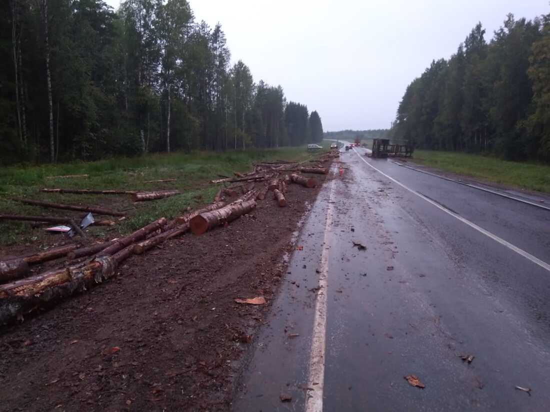 Потерял брёвна: лесовоз стал причиной опасной аварии под Вытегрой