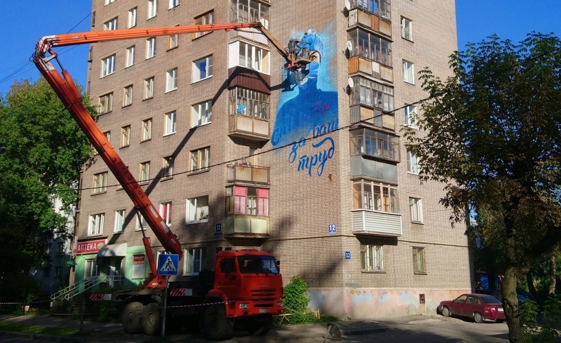 Череповецкие художники отблагодарили врачей с помощью граффити на стене