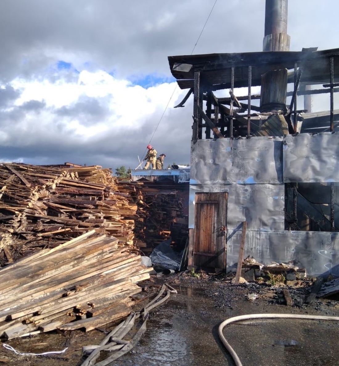 Крупный пожар произошёл на деревообрабатывающем предприятии в Бабаево