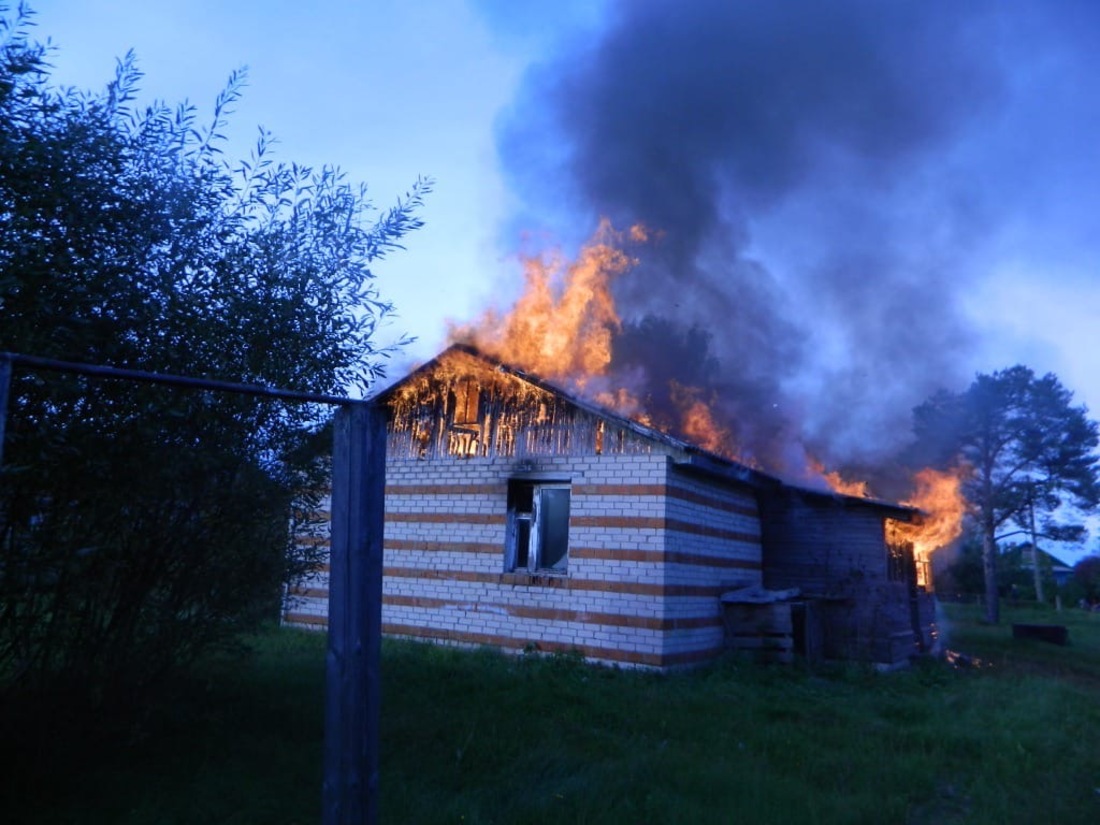 В Шекснинском районе загорелся кирпичный дом