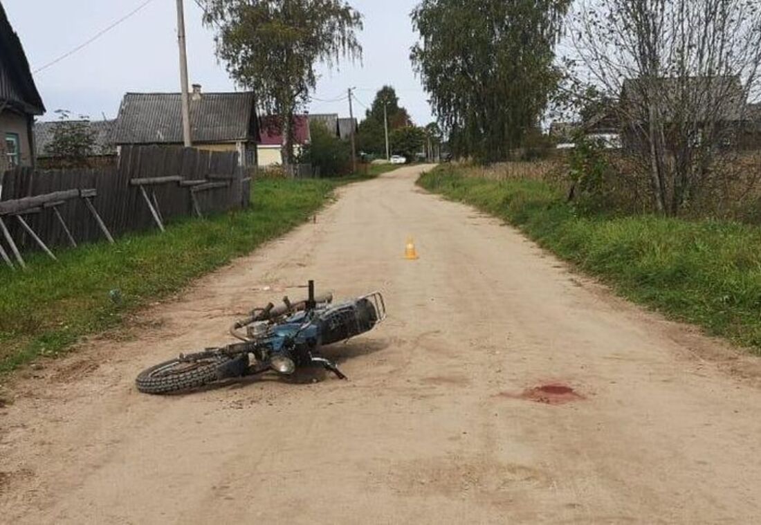 В Чагодощенском районе мотоциклист без прав сбил пешехода